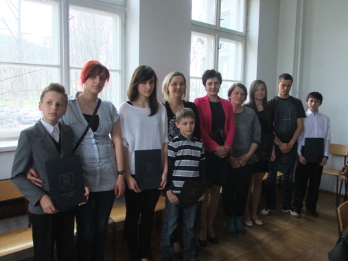 nagrodzeni sportowcy z rodzicami